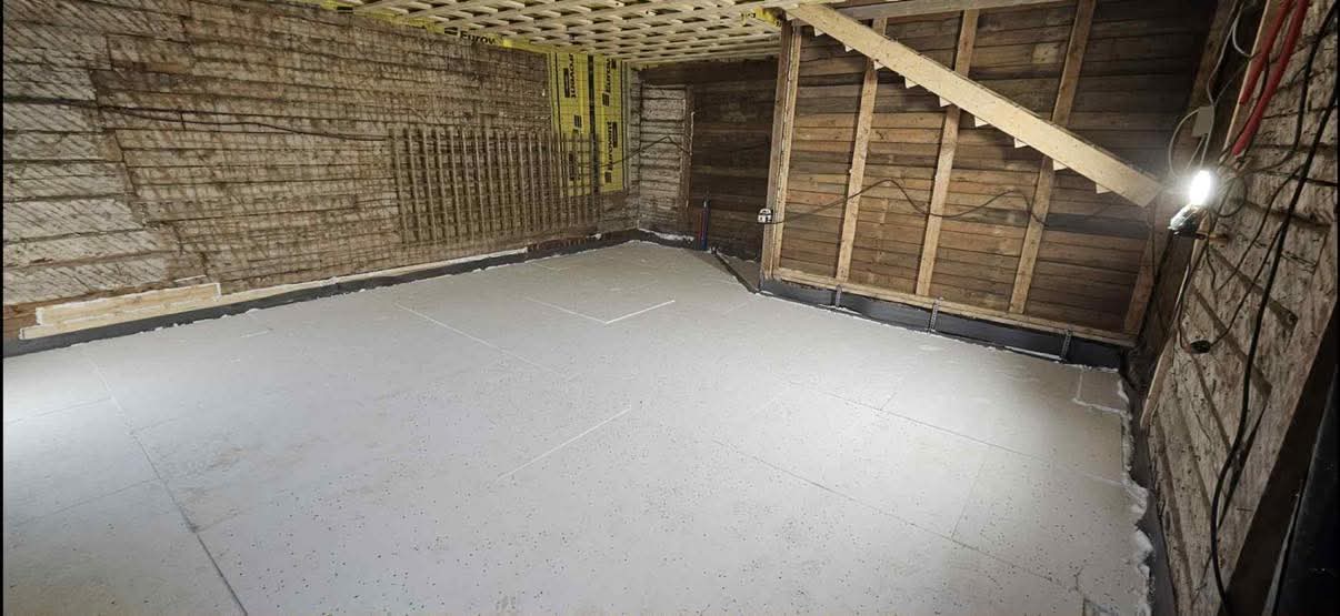 Timber structure and floor screed during an interior renovation